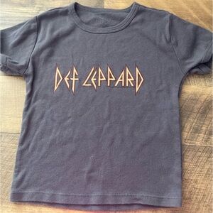 I’m selling this cute dark grey top! Size: Small 🐘